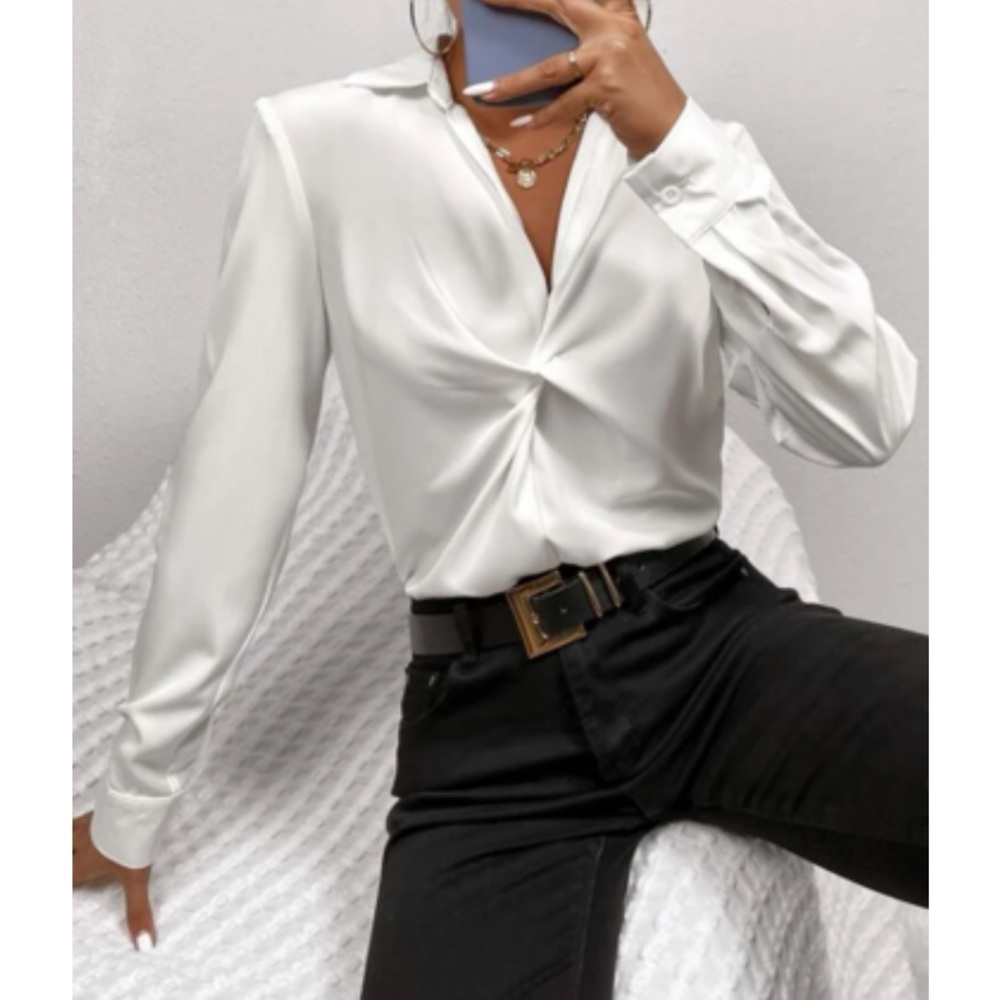 Luxe twist front blouse - Picture 2 of 6